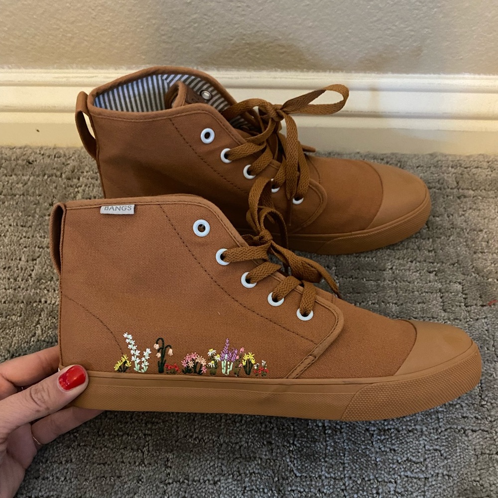 Bangs Shoes. Floral embroidery